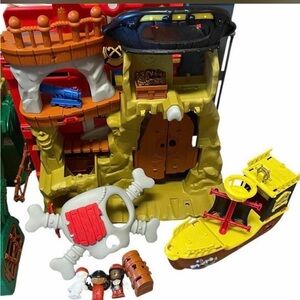 Fisher-Price Pirate Playset with Yellow, Brown, Red and Black Pieces